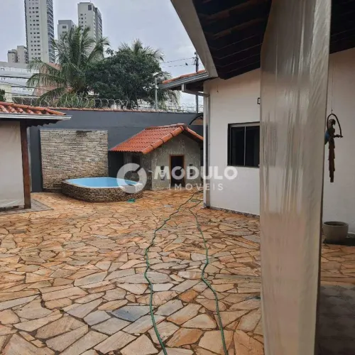 Casa disponível para locação no bairro Jardim Karaiba.
