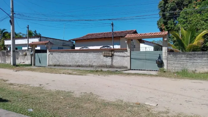 Vendo três casas pelo valor de uma