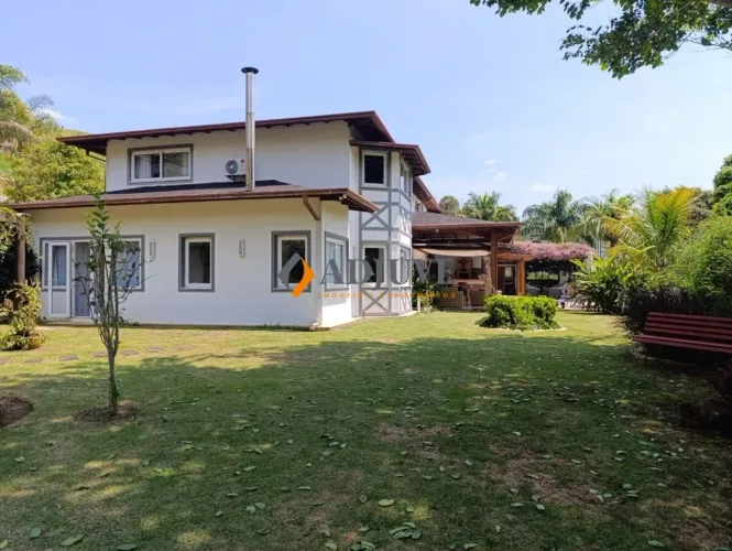 Linda casa em condomínio de alto padrão!