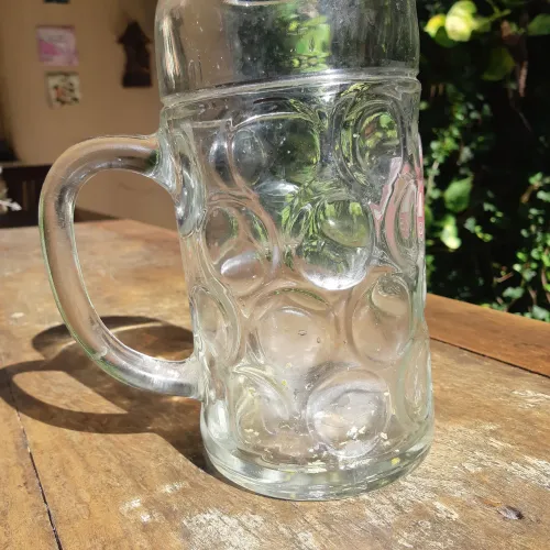 Canecas de chopp tem a grande e duas do Bavariun Park