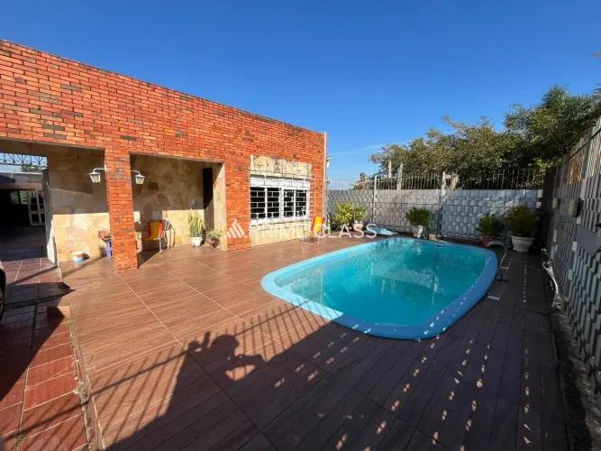 Casa Espaçosa com piscina, Escriturada, Vaga para 4 carros no Bairro Nossa Senhora das Gra