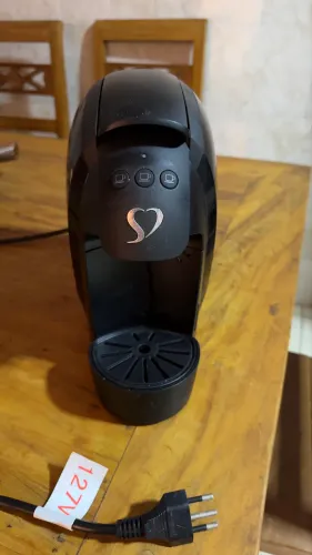 Cafeteira três corações com suporte e 130 cápsulas de café variadas