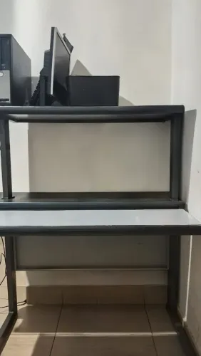 Mesa para computador/escritório com prateleira