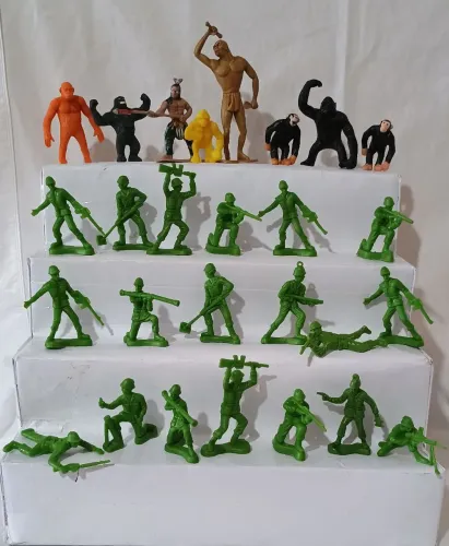 Lote de miniaturas dos soldadinhos do toy story e gorilas