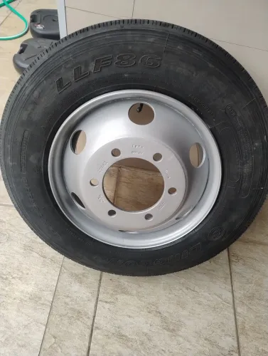 Roda 17,5 original IVECO com pneu