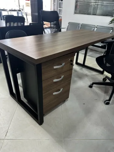 MESA DE ESCRITORIO COM GAVETEIRO LOJA IKONOFFICE