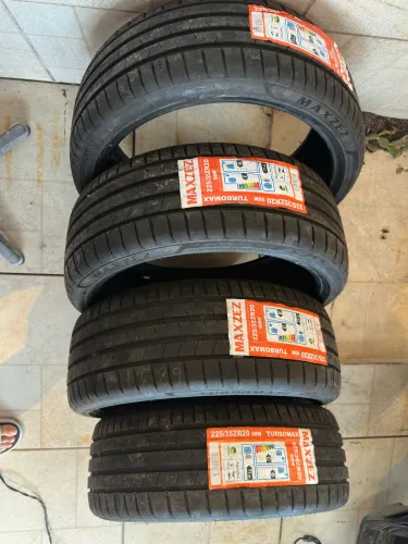 Pneus 225/35 R20 NOVOS