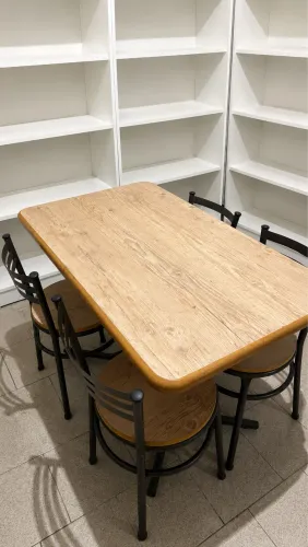 Mesa de madeira 4 cadeiras