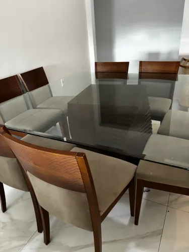 Mesa com cadeiras maciça