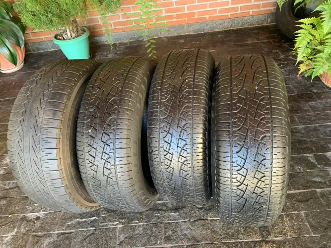 4 Pneus Pirelli 265/70 R16 - sendo 3 modelo 112T e um 112H -