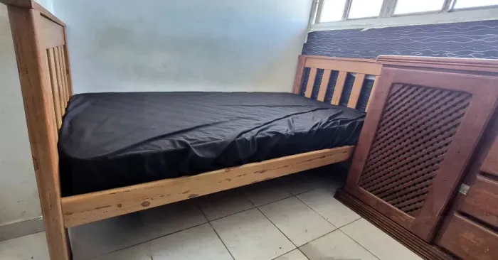 Cama de solteiro com 2 cabeceiras em madeira Angelim