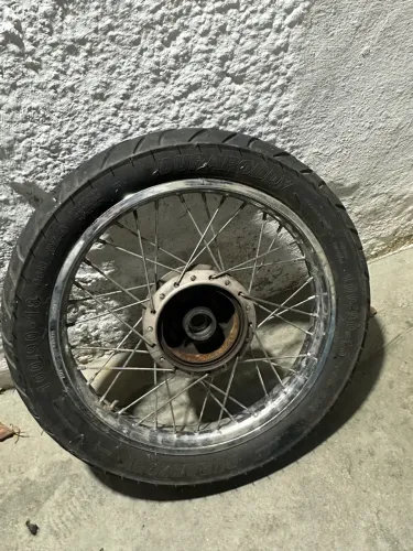 Aro de moto com cubo e pneu