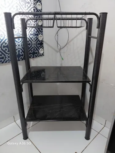 Vendo fruteira de metal turbo preto com duas pedras de mármore