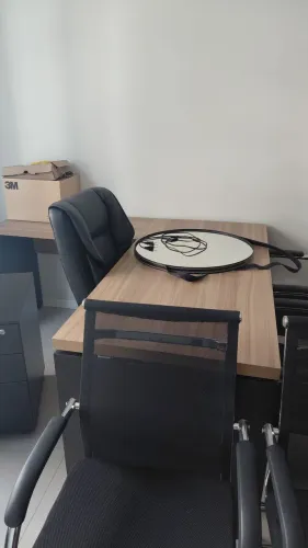 Vendo mesa de escritório em 100% Mdf, mesa esta impecável.