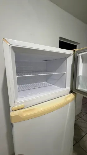 Geladeira Consul Biplex CRD36 funcionando perfeitamente