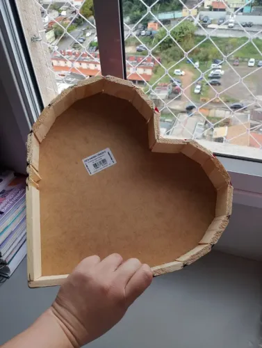 Cesta em formato de coração com laço vermelho
