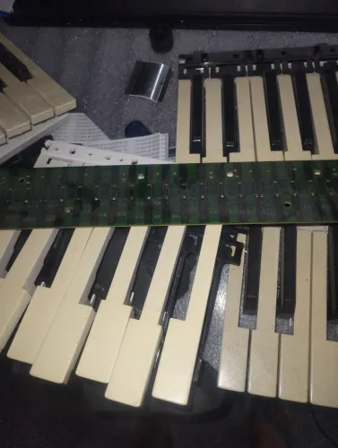 Vendo teclado Yamaha psr333, retirada de peças (partes)