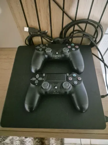 Vende-se ps4 slim 1tb