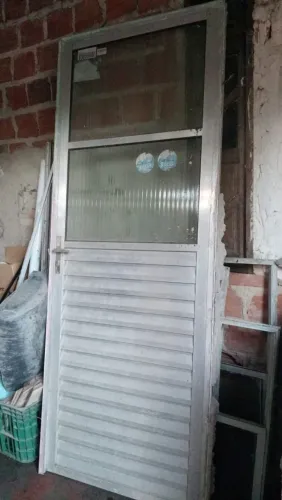 Vende-se Porta de alumínio 