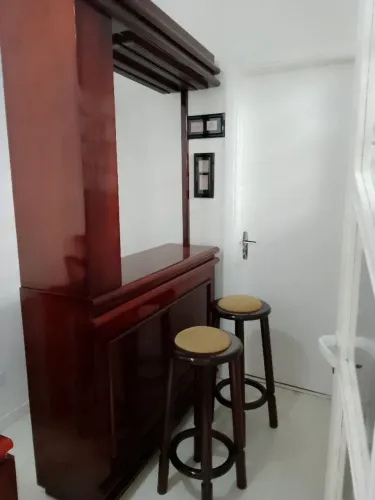 Bar mogno maciço verniz laqueado incluindo duas banquetas 