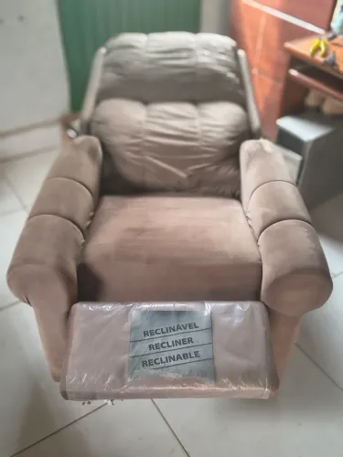 Poltrona reclinável semi nova - tecido sued