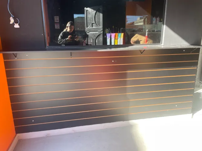 Painel Canaletado Preto com LED - Excelente Estado