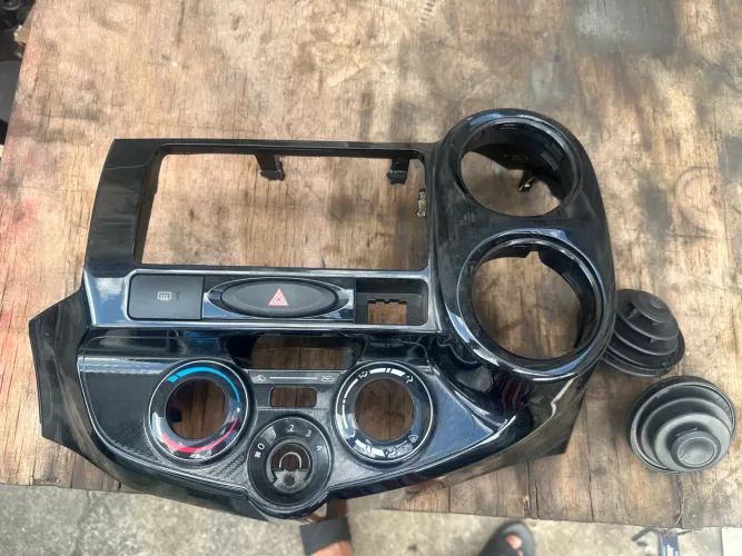 Moldura painel central Etios