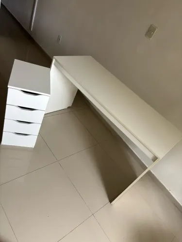 Mesa de escritório com gaveteiro