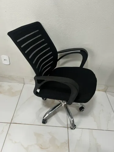 VENDE-SE CADEIRA GIRATÓRIA PRECISANDO DE SOLDA