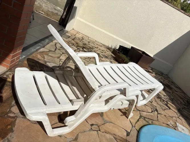 Par de Espreguiçadeiras Brancas para Piscina / Jardim - Resistentes