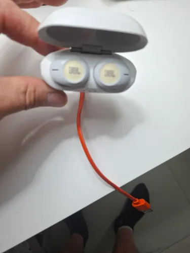 Fone ouvido sem fio JBS 120tbs semi novo em otimo estado. Perfeito  fio, fone,estojo  