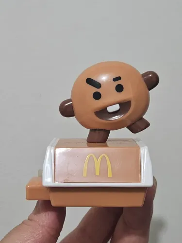 Boneco Colecionável Shooky da Parceria BT21 com o McDonald's