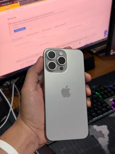Iphone 15 Pro Max Semi Novo (Sem marcas de uso)