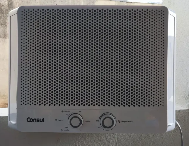 Ar-condicionado de janela.