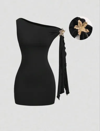 Vestido preto tubinho com broche dourado