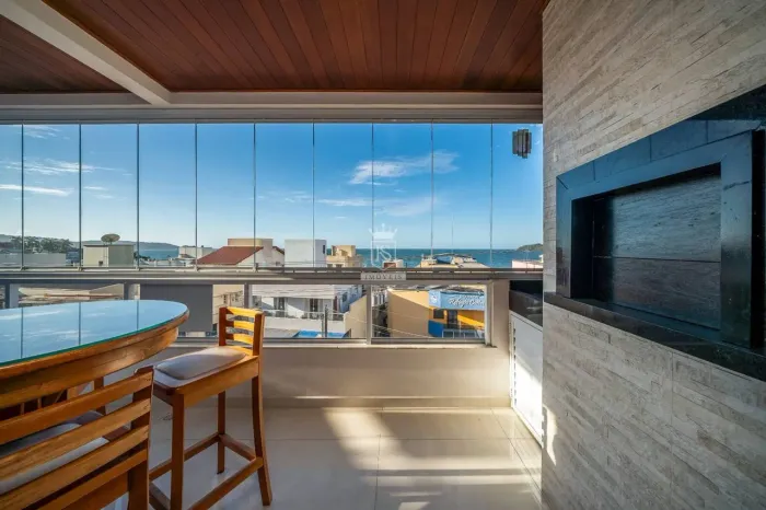 Apartamento para locação de temporada com 03 dormitórios e vista mar sobre avenida princip