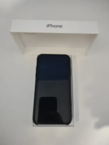 Iphone 11 é preto tem 128GB, 4RAM