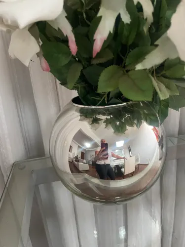 Lindo vaso espelhado com arranjo de flores artificial 