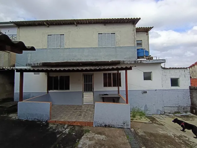 Casa com 2 Dormitórios e amplo quintal para alugar