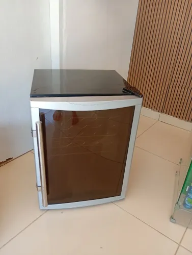 Vendo frigobar marca LG semi-novo