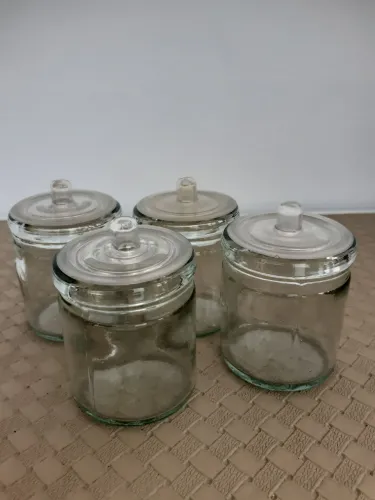 Potes vidro para temperos.