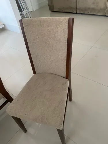 Mesa com tampo de vidro e cadeiras
