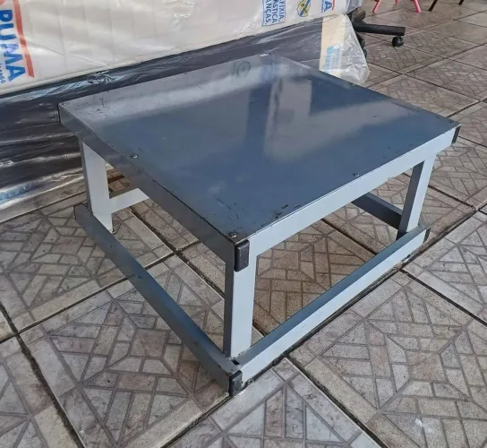 Mesa de Metal Suporte com Rodinhas 50X55