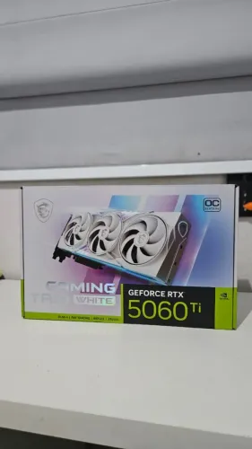 PLACA DE VÍDEO MSI RTX 5060 TI GAMING TRIO WHITE 8GB GDDR7