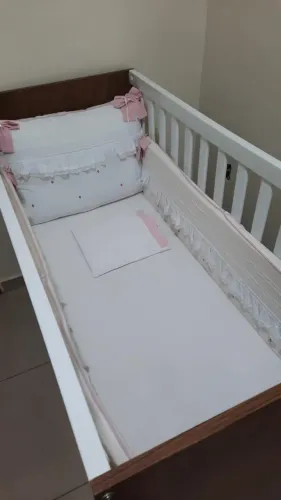 Berço acompanha colchão.