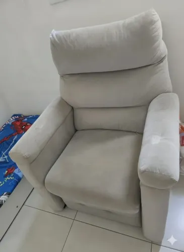 Poltrona do papai reclinável e com apoio aos pés. Ótimo estado de conservação.