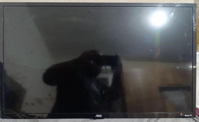 Smart TV AOC 32" com tela quebrada