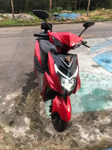 Moto Elétrica Scooter Semi Nova em ótimo estado. Apenas um arranhado. Pouco tempo de uso.