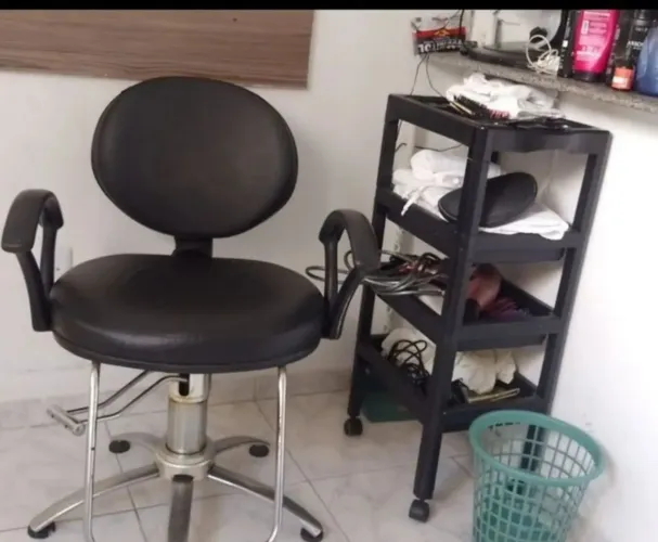 Vendo cadeira de salão bem conservada
