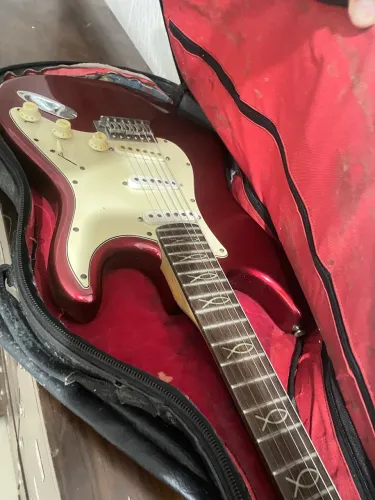 Guitarra stratocaster menphis ( antiga 2005 material mais robusto ) 